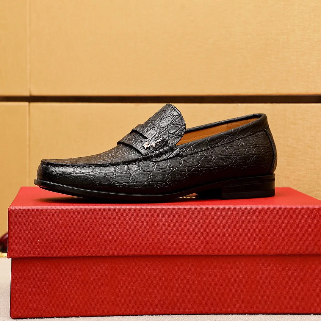 Men's shoes 💰480 💐 Product trademark: Ferragamo "Ferragamo" casual leather shoes Regular size: 38-44 (45🉑️customized) Product materials: Selected imported first-layer calfskin embossed upper + luxury hardware buckle, imported water-dyed cowhide leather lining. Strong three-dimensional visual effect, original outsole color: 1⃣️color optional